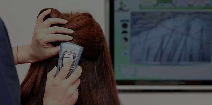 두피·모발 상태를 확대 장비로 진단하는 장면