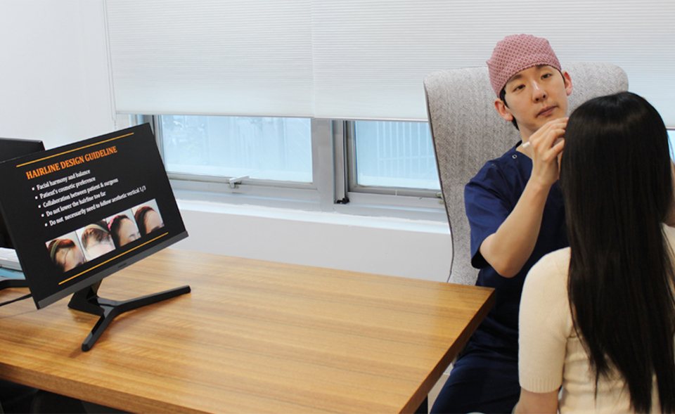 모니터를 보며 환자와 상담하는 원장