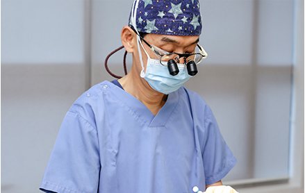확대경을 착용하고 이식하는 원장