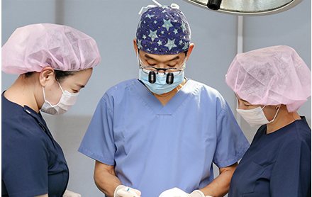 의료진이 함께 모근을 이식하는 수술 장면